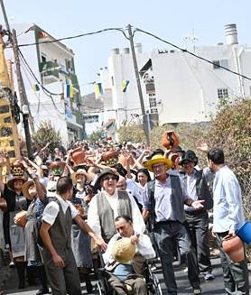 Imagen secundaria 2 - Instantáneas que nos dejó La Traída ante el fuerte calor de este domingo.