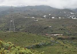 Montaña del Plato, con torreta eléctrica, al fondo La Breña. La nueva línea proyectada es paralela a este tendido, a unos 200 metros de distancia