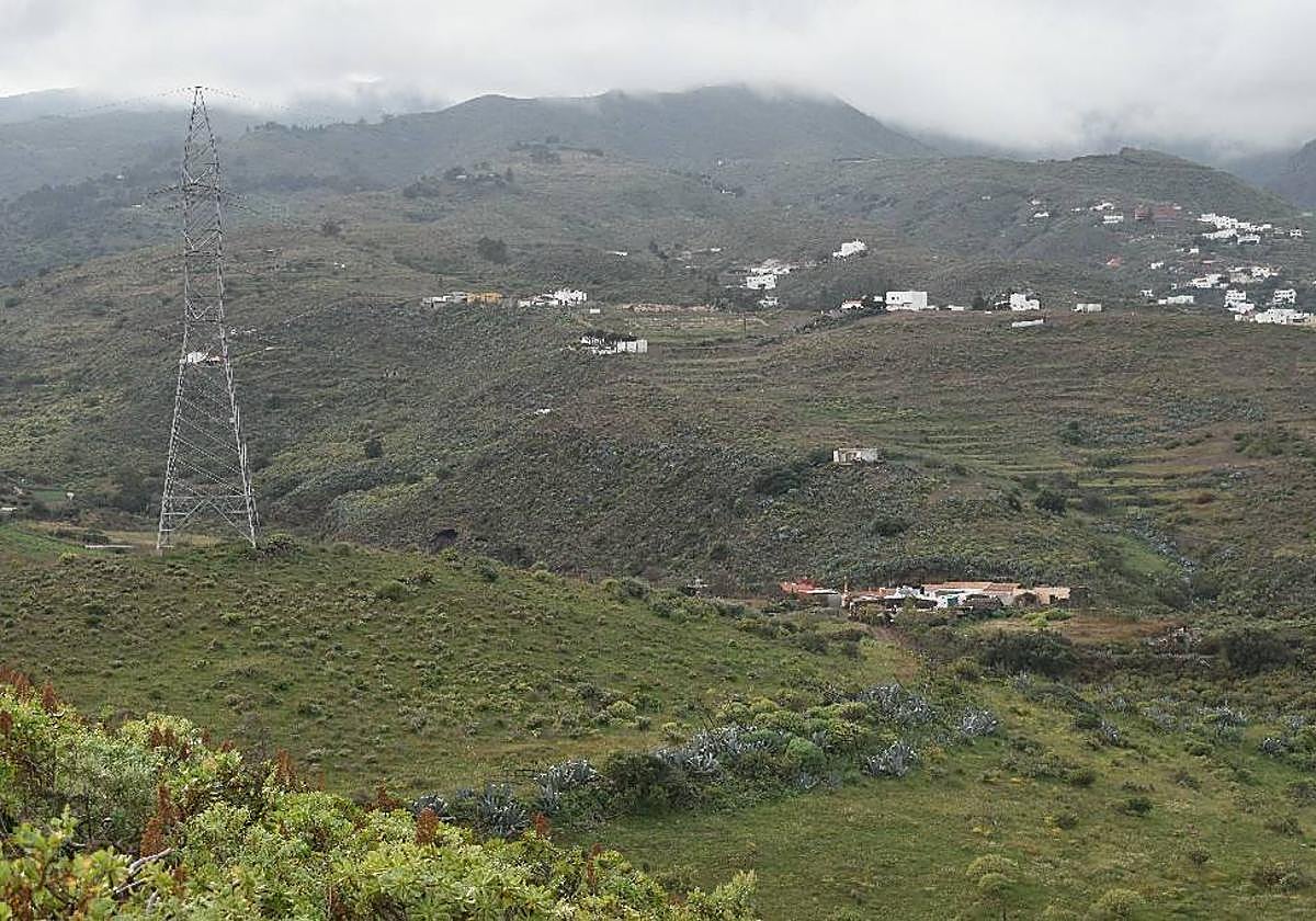 Montaña del Plato, con torreta eléctrica, al fondo La Breña. La nueva línea proyectada es paralela a este tendido, a unos 200 metros de distancia