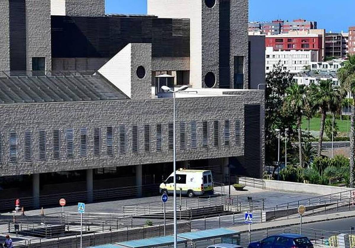 Los hospitales públicos canarios sacan un notable