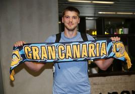 Ben Lammers posa con la bufanda del Granca.