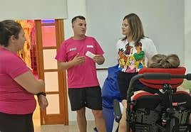 Nuria Cabrera, consejera de Fomento del Empleo, con los participantes del plan de empelo El Cabildo apuesta por la Igualdad.