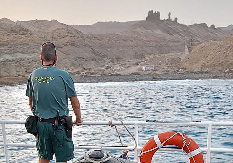 Imagen principal - los niños llevaban una hora en el agua intentando salir y se encontraban en una zona de rompientes de piedra.