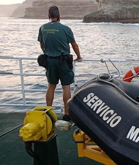 Imagen secundaria 2 - los niños llevaban una hora en el agua intentando salir y se encontraban en una zona de rompientes de piedra.