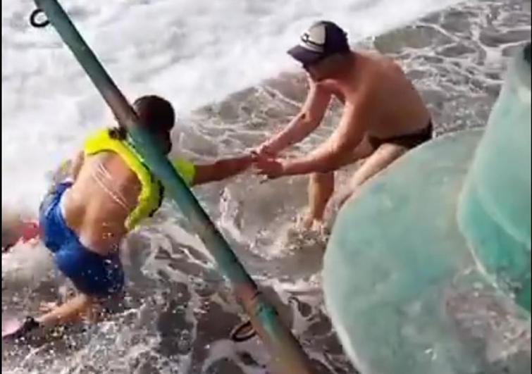 El mar arrastra a un niño y a su socorrista en Arinaga