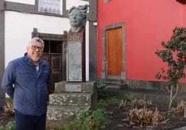 Imagen de archivo de Guillermo Perdomo, junto al busto de Tomás Morales, a la entrada de la Casa-Museo, en Moya.