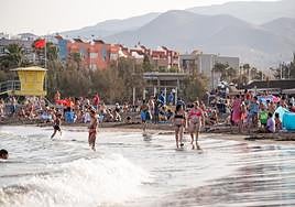 Imagen de la playa de Melenara la pasada semana. A los avisos por calor se sumó uno costero por mar de fondo.