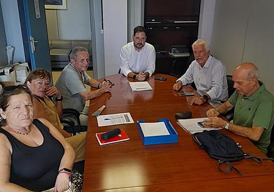 Imagen del encuentro entre el concejal de Seguridad y Emergencias y representantes vecinales.