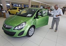 Coches en un concesionario.