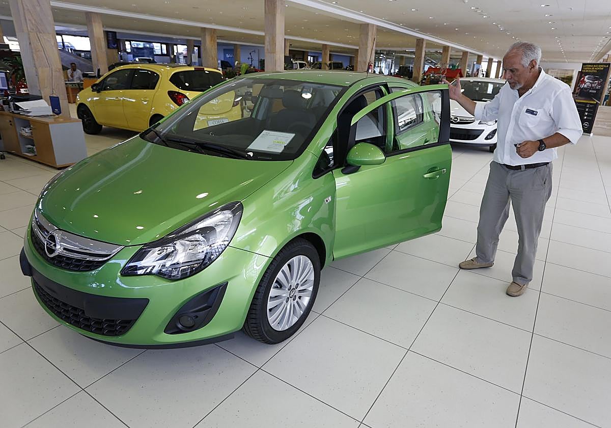 Coches en un concesionario.