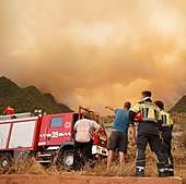 El incendio de Arafo está «fuera de control» y afecta ya a 800 hectáreas en Tenerife
