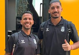 Jonathan Viera y Álvaro Valles sonríen antes de subirse a la guagua rumbo al aeropuerto.