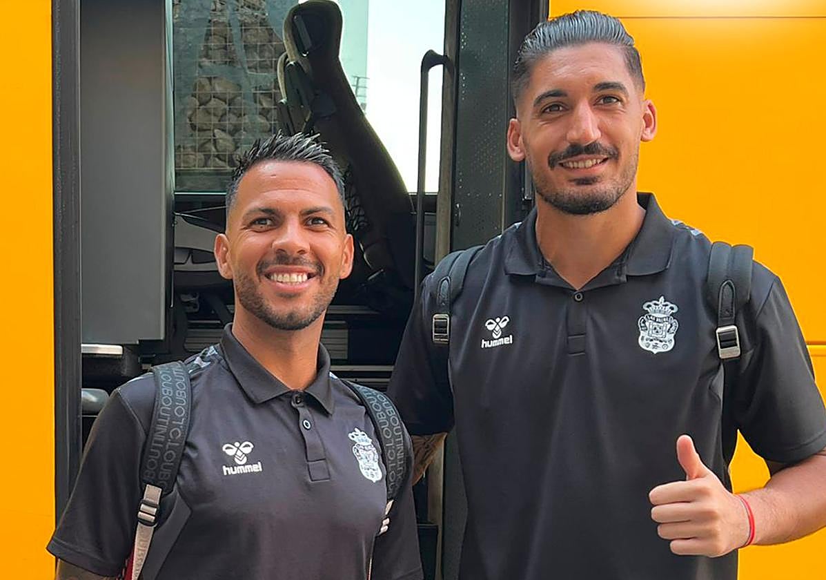 Jonathan Viera y Álvaro Valles sonríen antes de subirse a la guagua rumbo al aeropuerto.