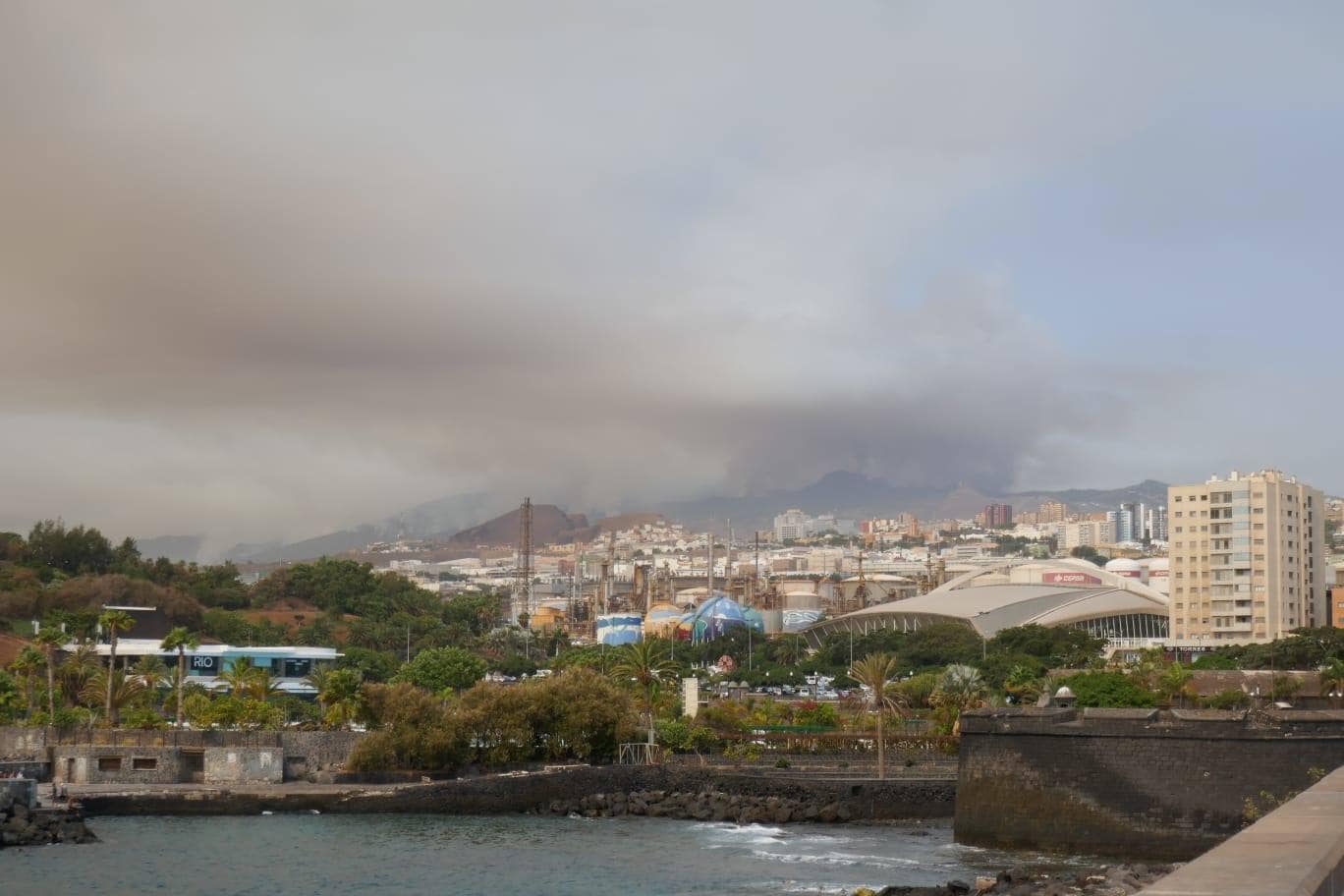 Segunda jornada de lucha contra el incendio en Tenerife