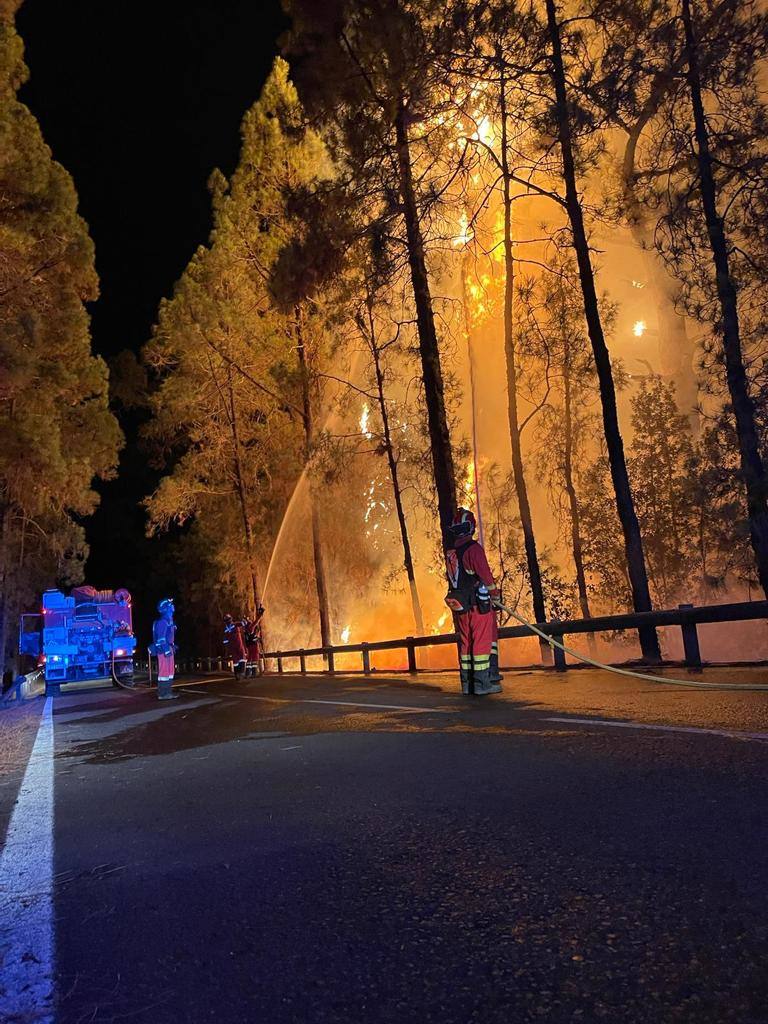 Trabajos nocturnos contra el incendio en Tenerife
