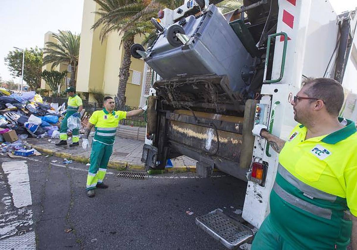 Imagen de archivo de trabajadores del servicio de recogida de residuos de Telde.