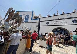 Llueven flores en Agaete por la vuelta a 'casa' de Nuestra Señora de Las Nieves