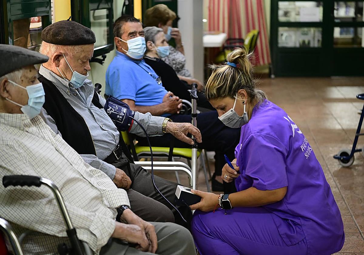 Valleseco forma a jóvenes para la atención de mayores