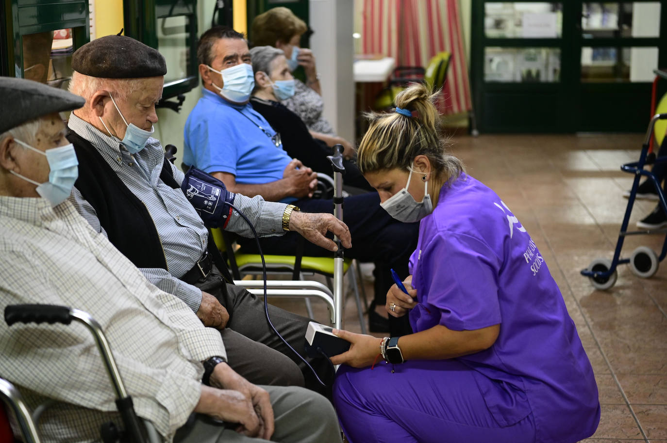 Valleseco forma a jóvenes para la atención de mayores