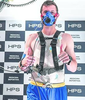 Imagen secundaria 2 - 1.- AJ Slaughter, junto a la responsable de la Unidad de Medicina Deportiva de HPS, Clara Quintana. 2.- El jugador montenegrino, Jovan Kljajic, formará parte del primer equipo. 3.-John Shurna, uno de los capitanes del equipo, superó con éxito los test médicos en HPS. 