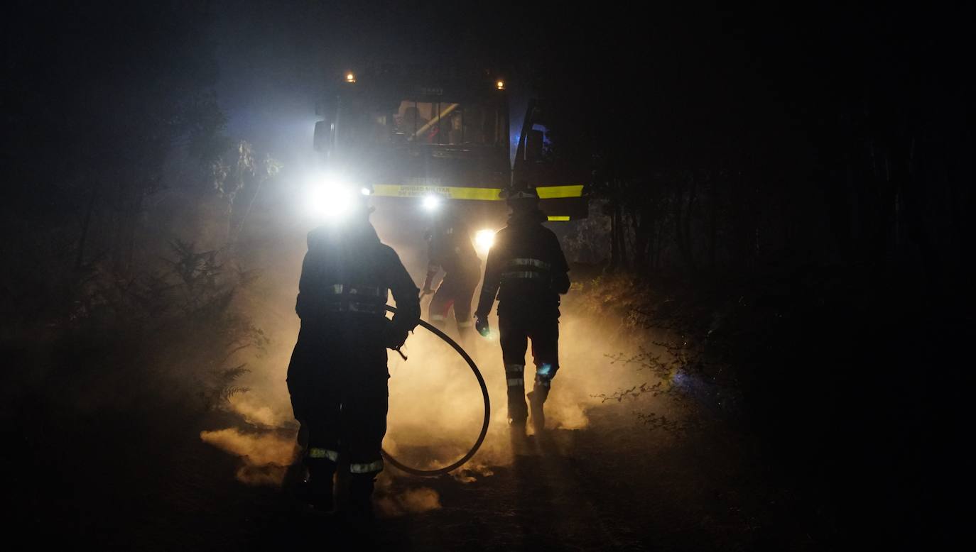 Los bomberos luchan contra un fuego voraz