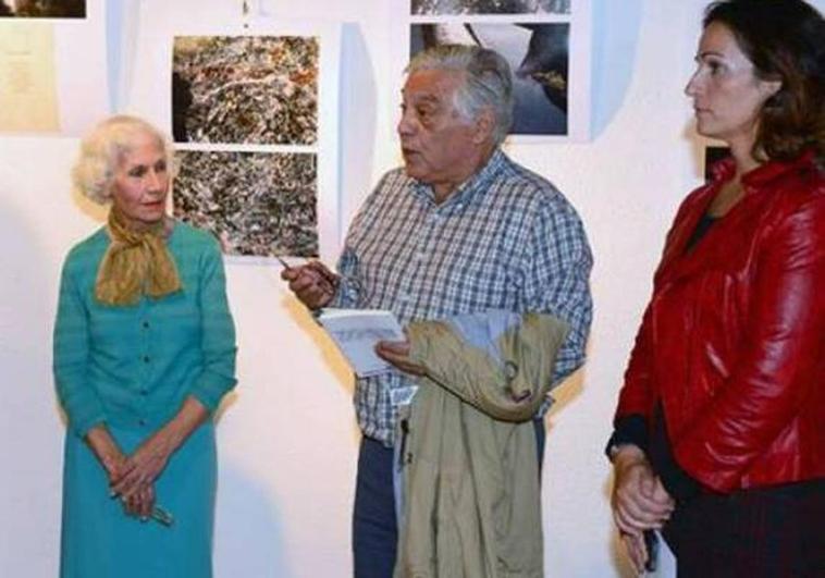 Imagen de archivo de María Padrón, a la izquierda, en una muestra fotográfica de El Hierro.