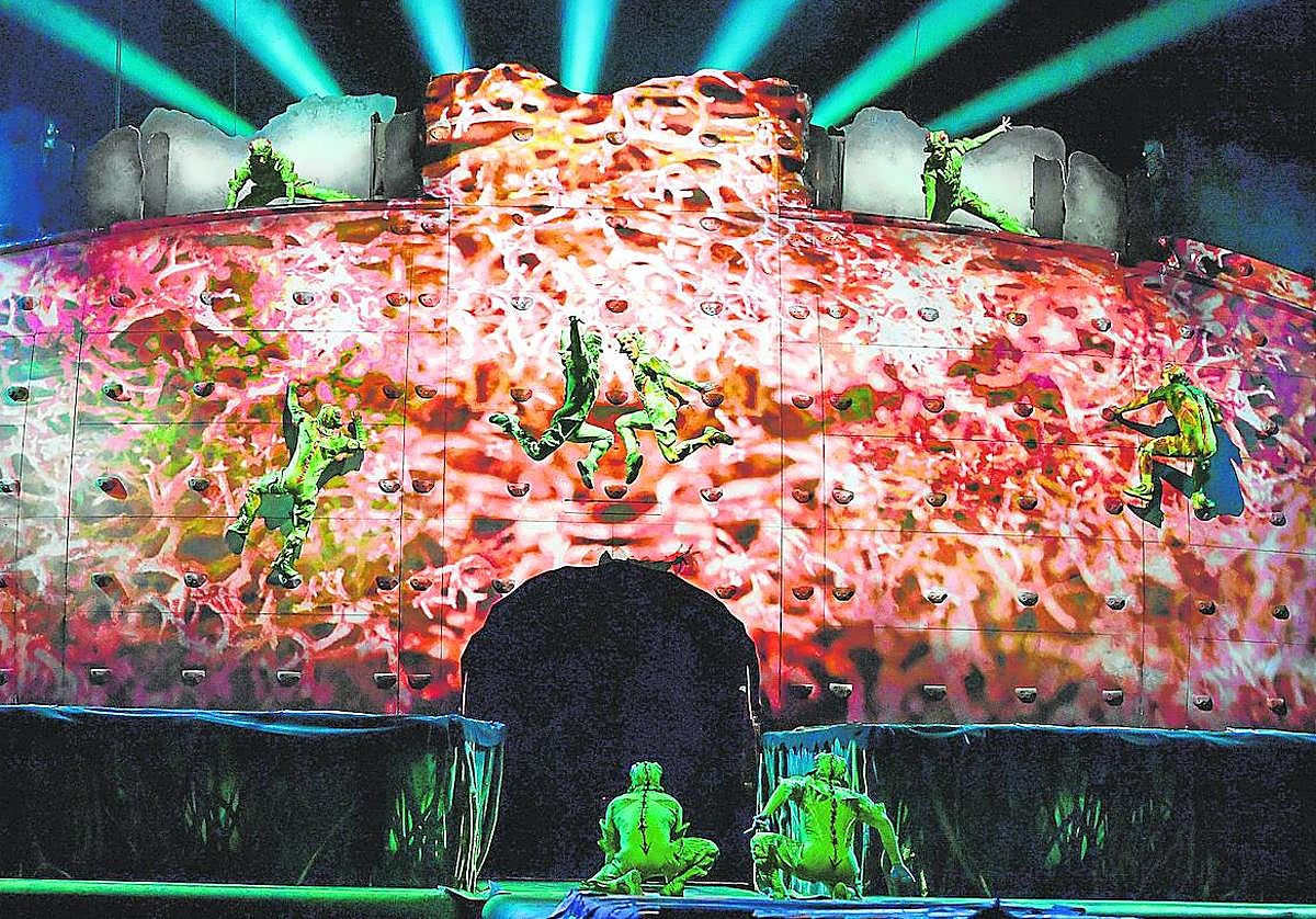 Imágenes de varios de los números que ofrece el espectáculo Ovo al público del Gran Canaria Arena.