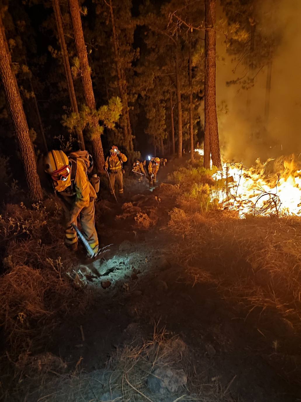 Sigue la lucha contra el &#039;infierno&#039; desatado en Tenerife