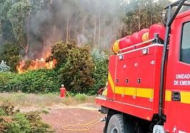Un equipo de la UME actuando en el borde sur del incendio el pasado jueves.