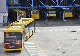 Imagen de archivo de una guagua entrando en los talleres del Sebadal.