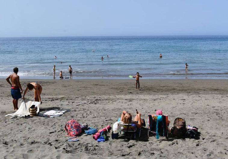 El baño en el mar es uno de los mejores remedios para combatir el calor reinante.