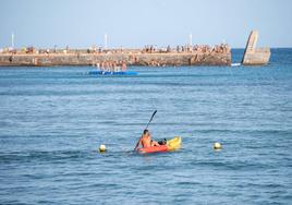 Los baños en la playa de Arinaga bajan la temperatura a los residentes en Agüimes.