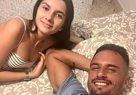 La menor junto a su padre.