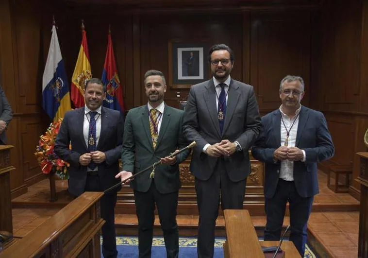 Héctos Suárez, a la izquierda del alcalde, tras la toma de posesión del cuatripartito de Telde.