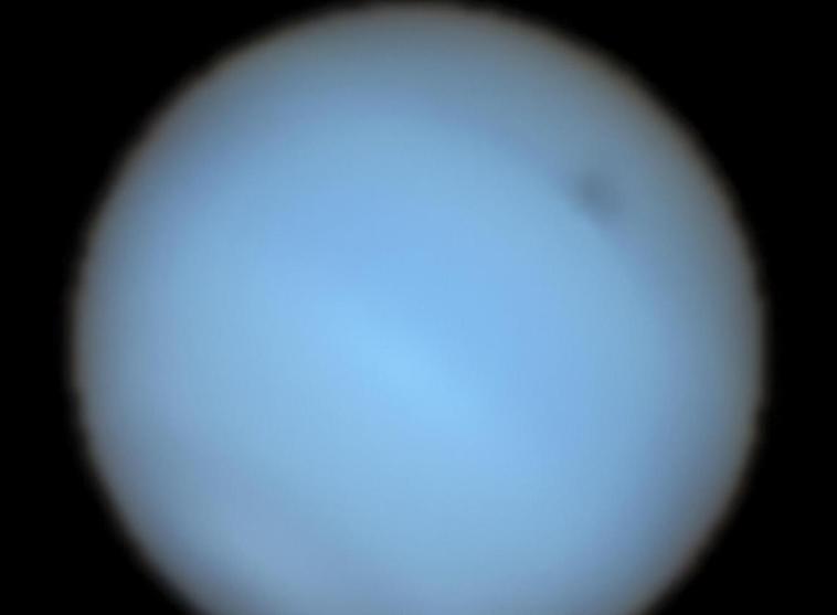 Detectan por primera vez desde la Tierra una misteriosa mancha oscura en Neptuno