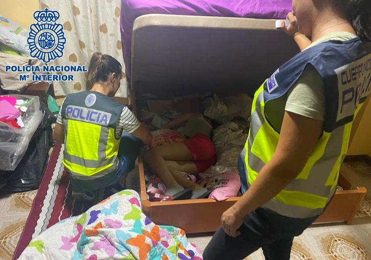 El canapé donde la Policía Nacional encontró oculta a la joven Karen Cerpa