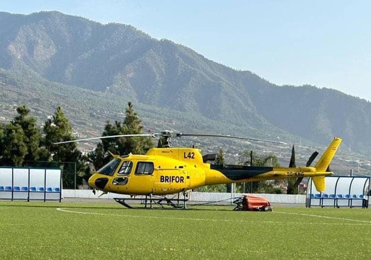 El helicóptero roto en el campo de fútbol de Fátima donde el piloto tuvo que aterrizar de emergencia.