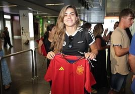 Misa posando con una de las camisetas firmadas que sortea CANARIAS7.