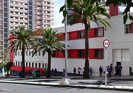 Imagen de archivo de colas a las puertas de Cáritas.