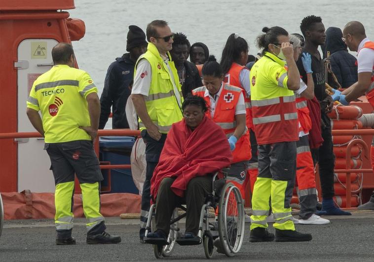 Rescatan a 53 migrantes subsaharianos en aguas situadas al norte de Lanzarote