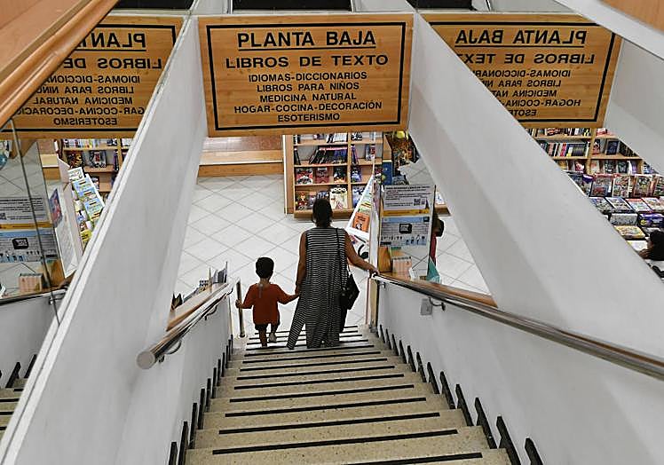 Imagen principal - Con el retorno a las aulas pisando los talones, las familias aprovechan para hacer sus compras. 