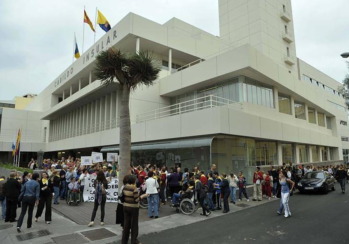 Imagen de archivo de una protesta de personas con discapacidad intelectual ante el Cabildo.