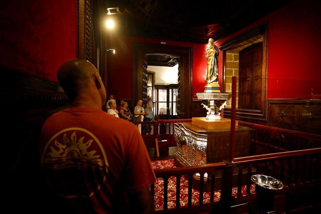 La Virgen del Pino se exhibe sin su manto en el Camarín de la Basílica