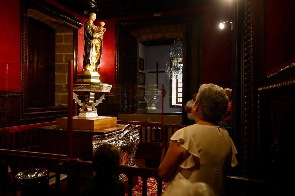 La Virgen del Pino se exhibe sin su manto en el Camarín de la Basílica