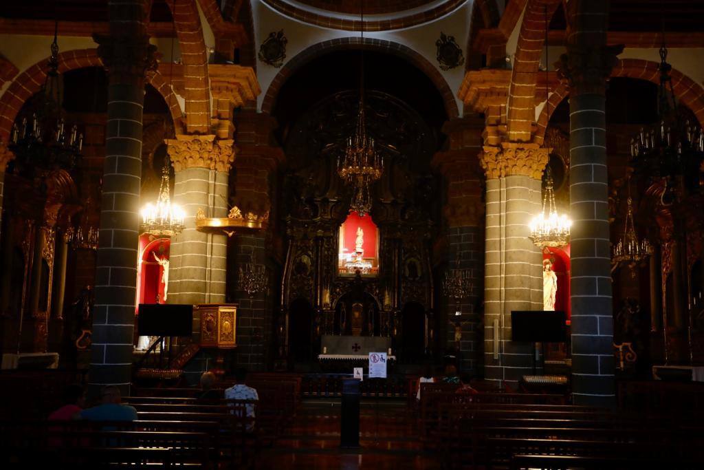 La Virgen del Pino se exhibe sin su manto en el Camarín de la Basílica