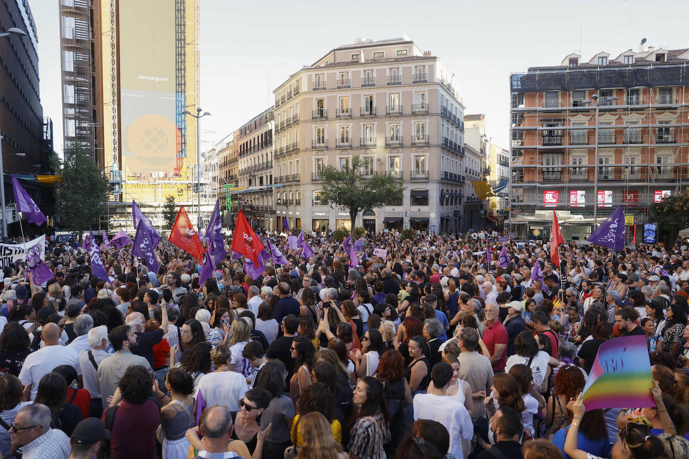 Imágenes de la concentración de este lunes en la plaza de Callao de Madrid.