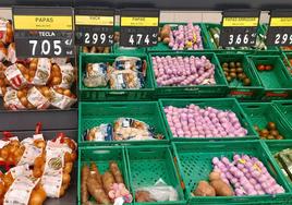 Imagen de la venta de papas en un supermercado.