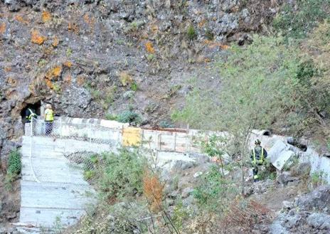 Imagen secundaria 1 - Bomberos de Tenerife trabajando en la zona que sufrió la nueva averia.