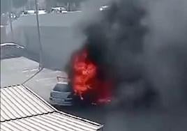 Imagen del coche ardiendo en Vecindario.