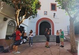 Expectación en la entrada de la iglesia este martes por la mañana donde permanece encerrada la madre de Luis Rubiales.